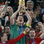 Iker justo al momento de levantar la copa
