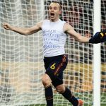 Iniesta mostrando su apoyo a su compañero